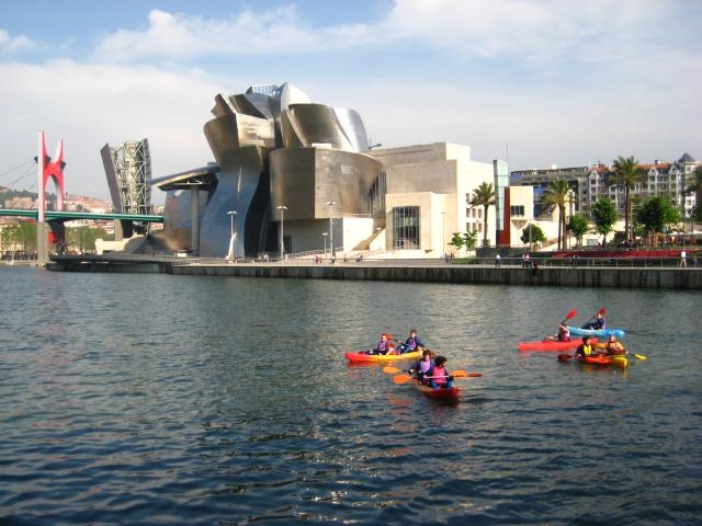 Canoas en la ría de Bilbao